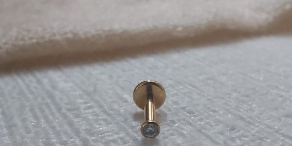 Piercing Labret Em Titânio Ponto de Luz