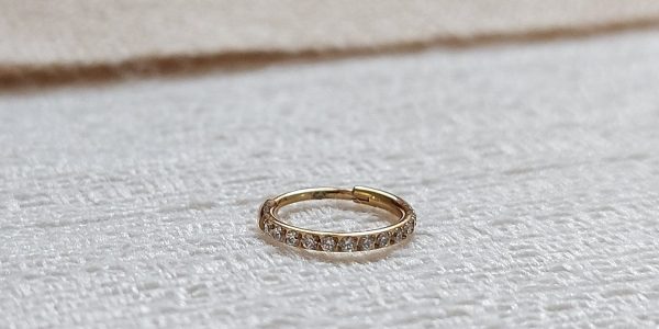 Piercing Argola Cravejada Titânio 1cm