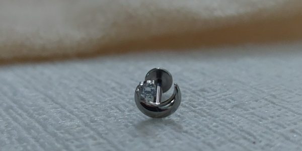 Piercing Labret Meia Lua Ponto de luz Titânio